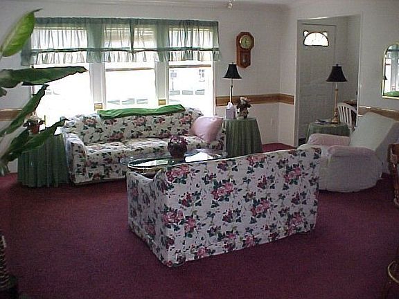 SPACIOUS LIVING ROOM