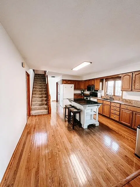 3 bed, 3013 sqft, $2,000 — Photo 3