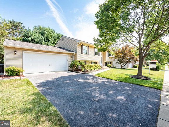 2nd image of 212 Fox Haven Ct
