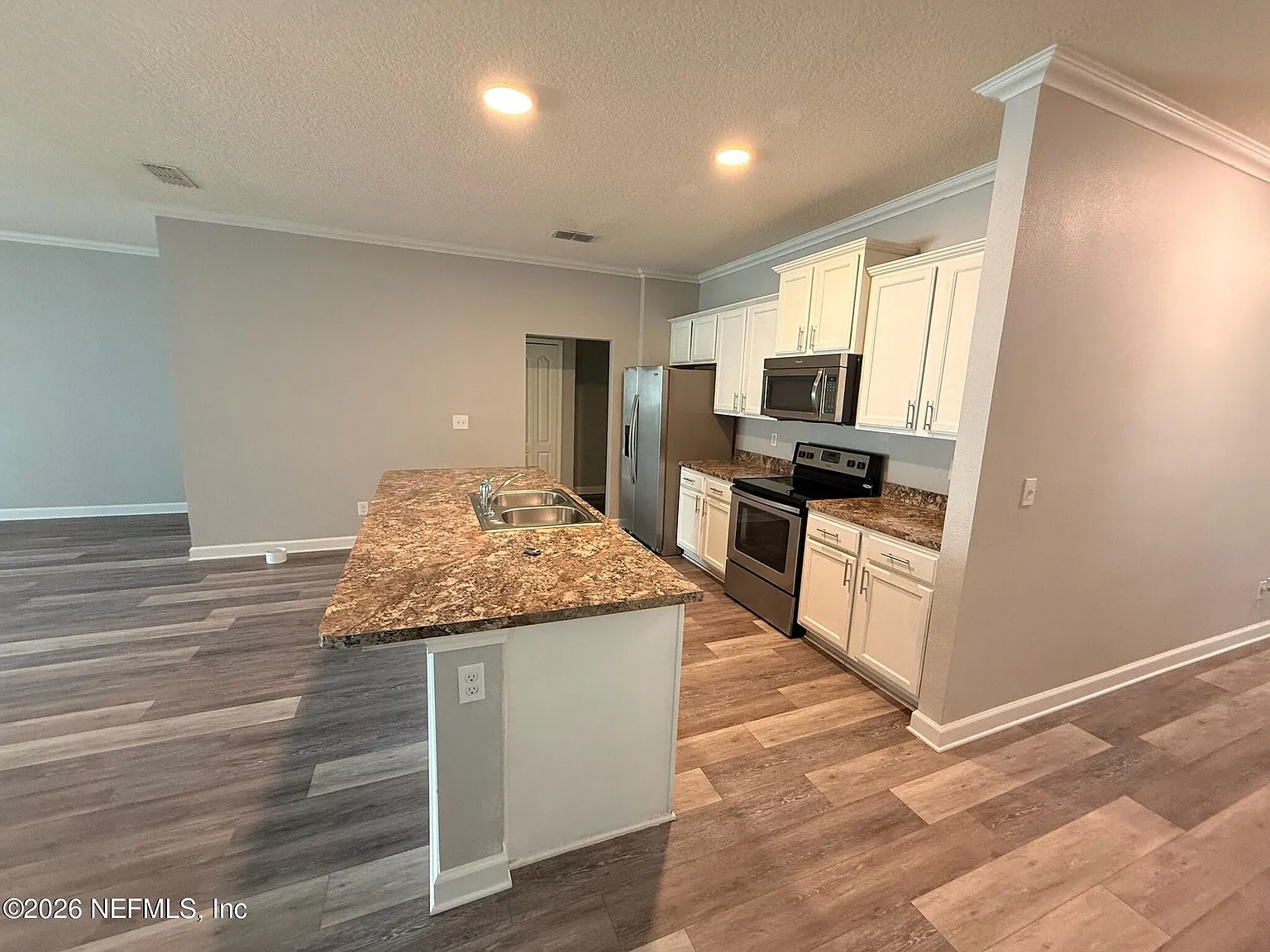 3 bed, 2.5 bath, 1949 sqft, $2,000 — Photo 4