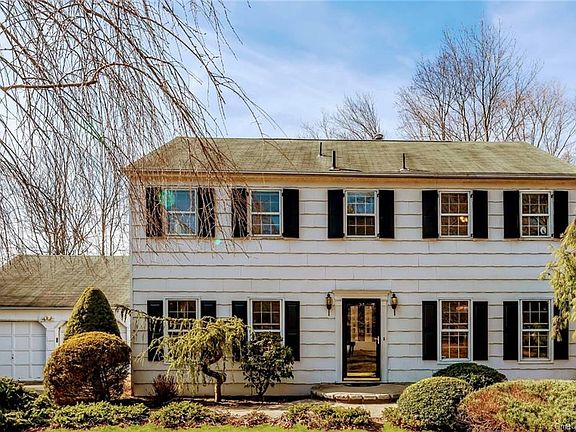 2nd image of 14 Pine Knoll Ct