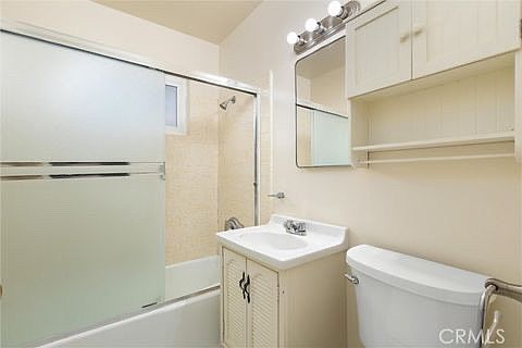 4th image of 2221 Oak St #1