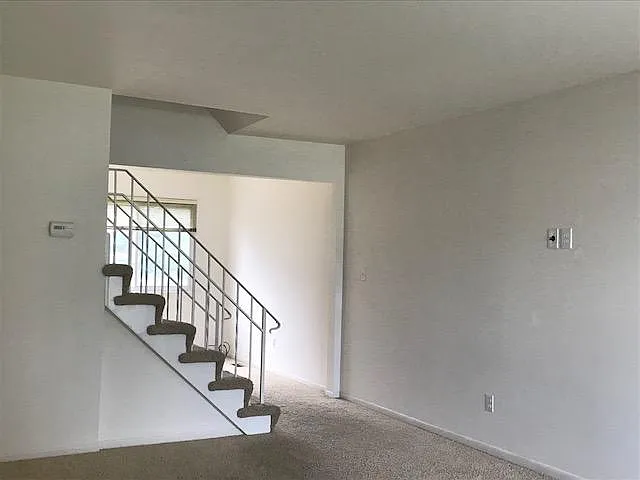 430 Lockmoor Ct — Photo 2