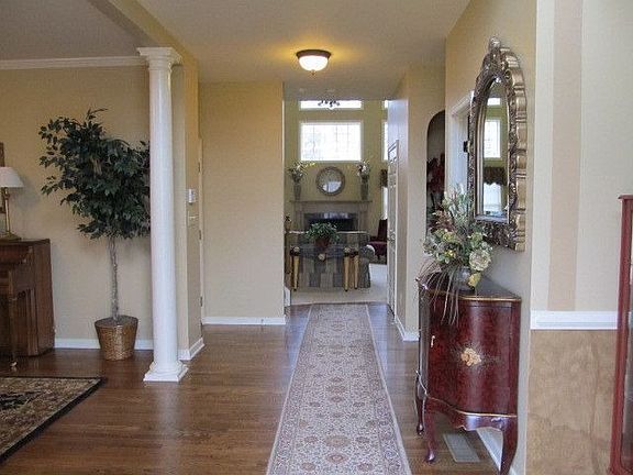 TWO-STORY ENTRY / FOYER