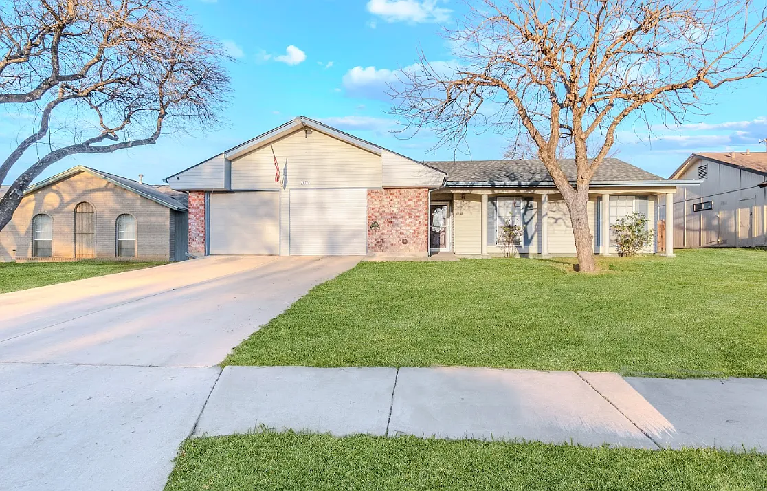 4 bed, $6,240 — Photo 1