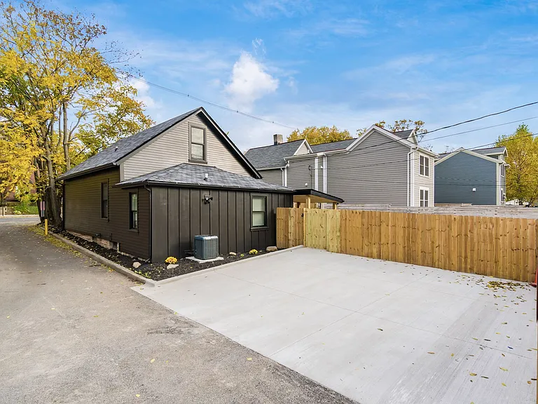 853 Summit St — Photo 34