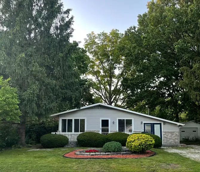902 E Burkwood Dr — Photo 1