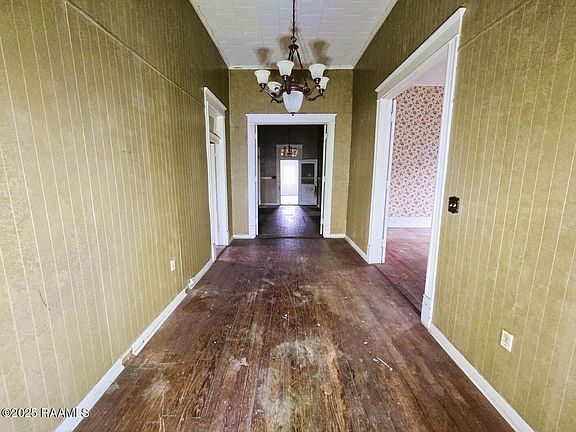 4th image of 415 E Hutchinson Ave