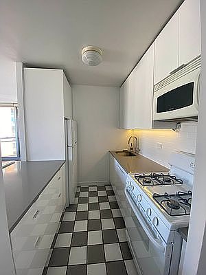4th image of 500 W 43rd St APT 27E