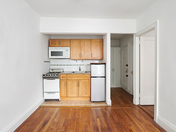 4th image of 453 W 56th St APT 4B