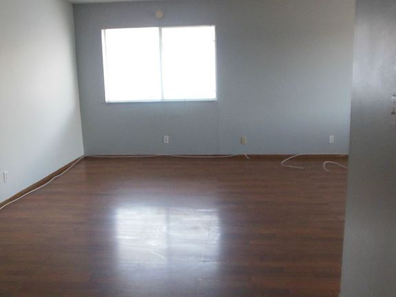 5th image of 902 E Tiffany Dr APT 4