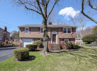 74 Barmore Dr E, Stamford, CT 06905