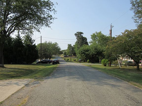 3rd image of 1073 E Oak Hill Dr