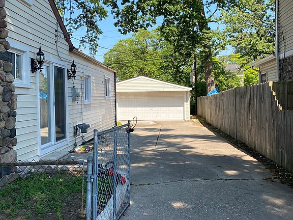 3rd image of 27720 Groveland St