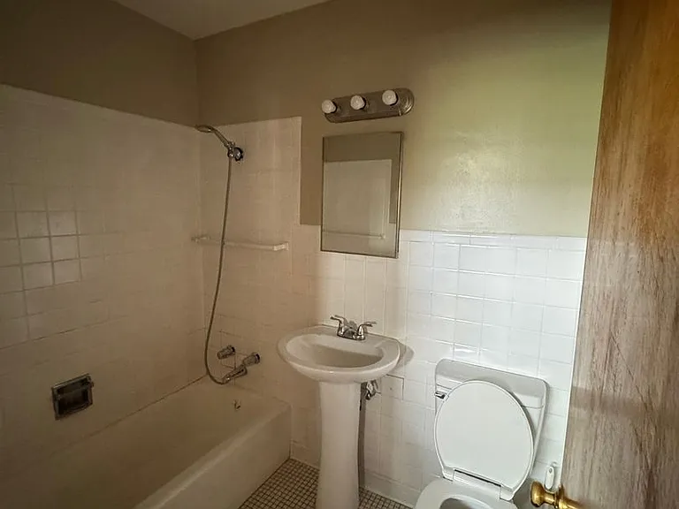 2323 Douglas St — Photo 10