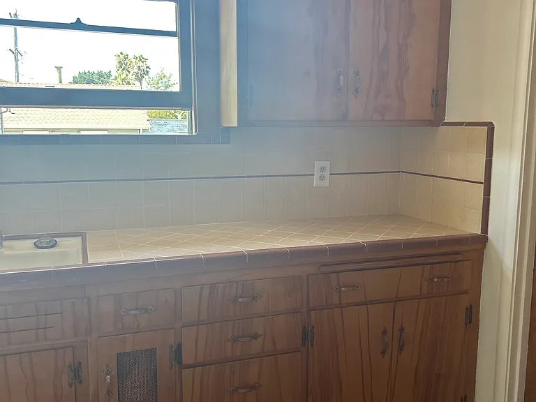 654 Edwards St — Photo 12