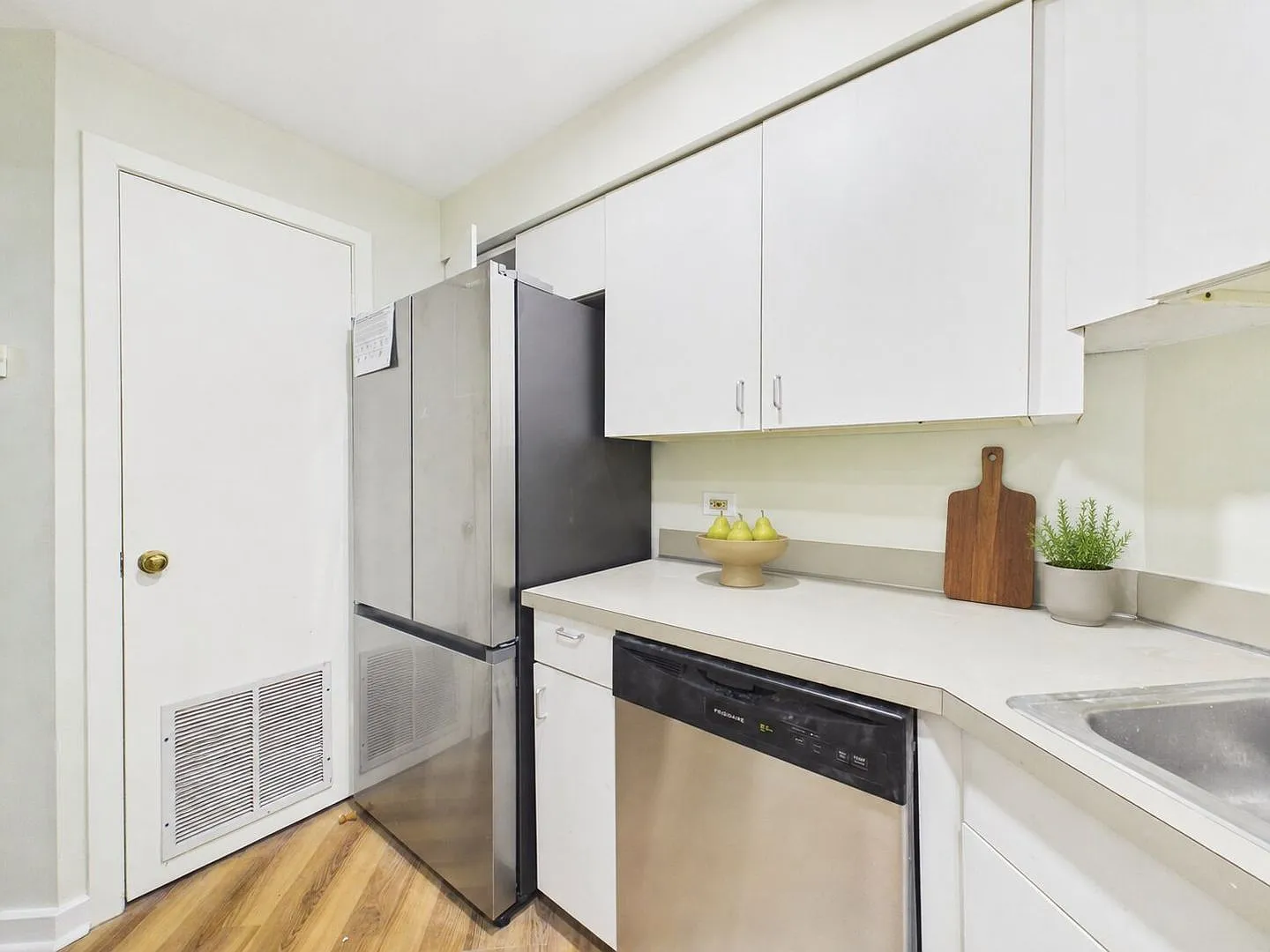 Huge 2 Bed 2 Bath Rittenhouse With Parking! — Photo 4