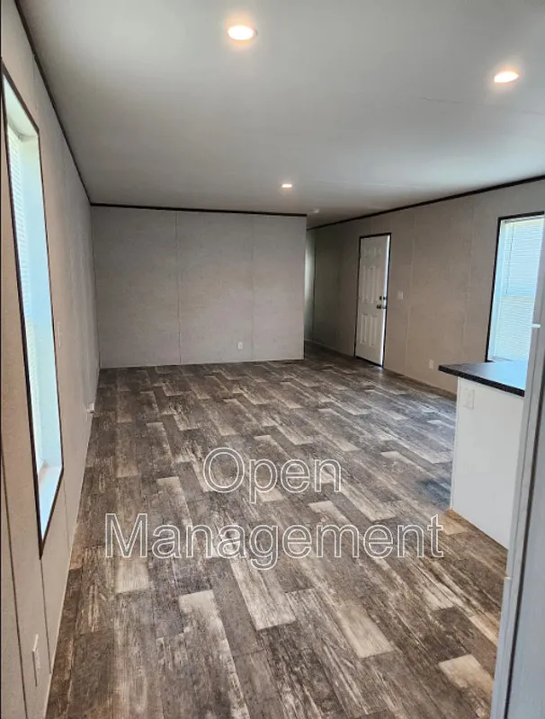 3 bed, 2.0 bath, 1056 sqft, $1,149 — Photo 2