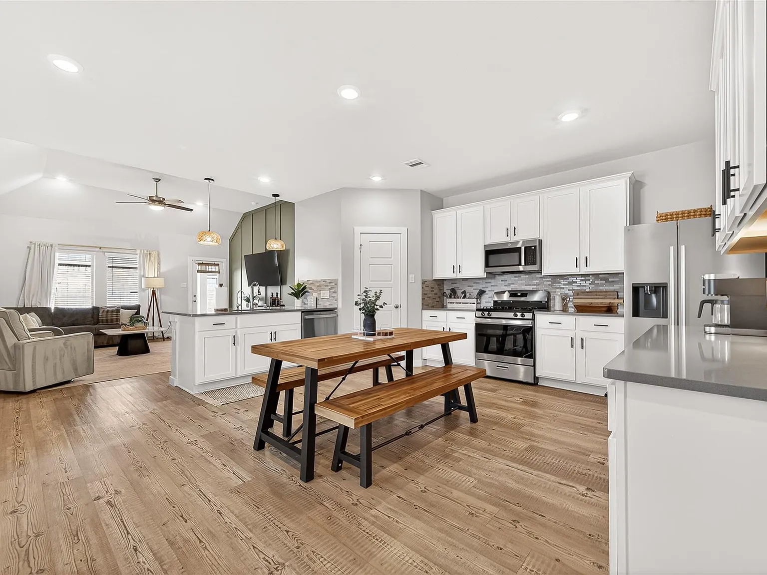 4 bed, 2.5 bath, 2470 sqft, $2,850 — Photo 2