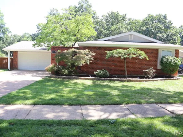 672 Towerwood Dr, Ballwin, MO 63021