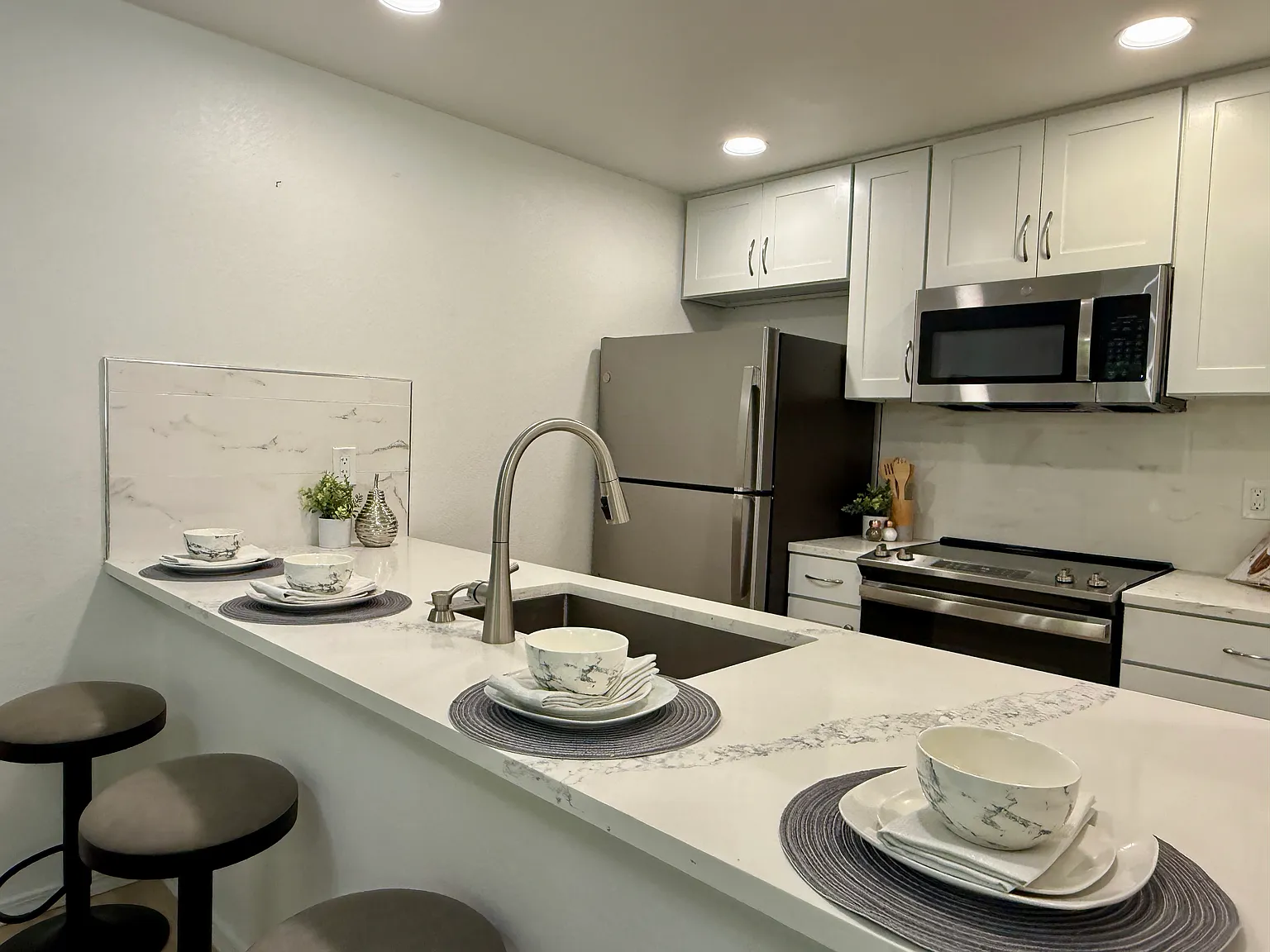 2 bed, 1086 sqft, $3,000 — Photo 3