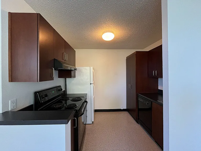 2020 SW Main St #602 — Photo 4