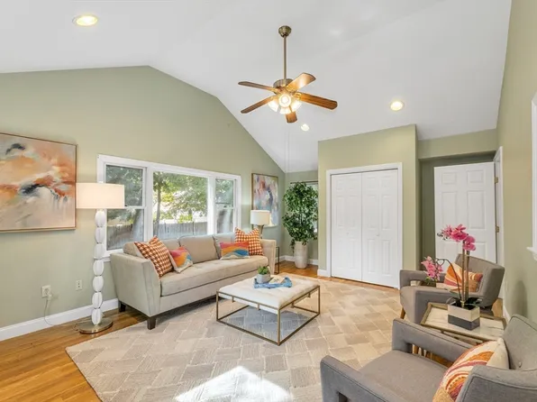 72 Lyall St, West Roxbury, MA 02132