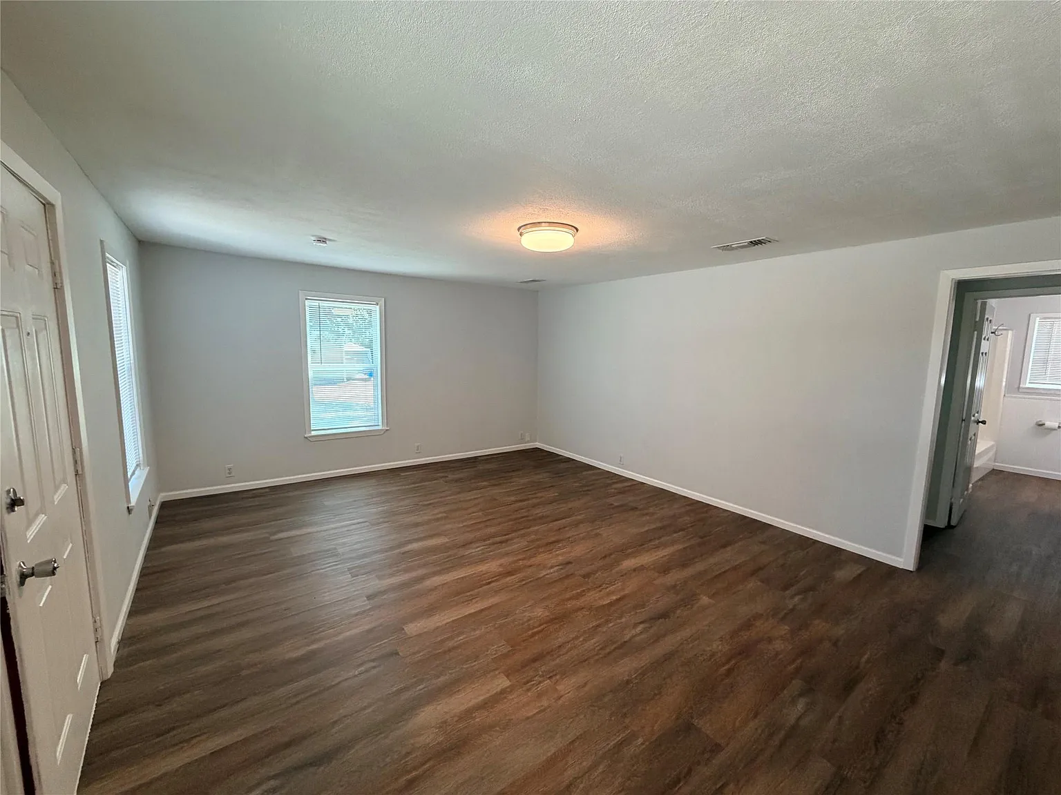2 bed, 1.0 bath, 900 sqft, $1,050 — Photo 2