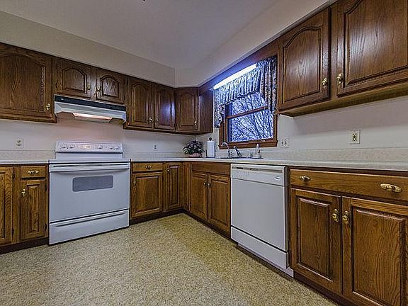 3rd image of 3900 Stark Ln
