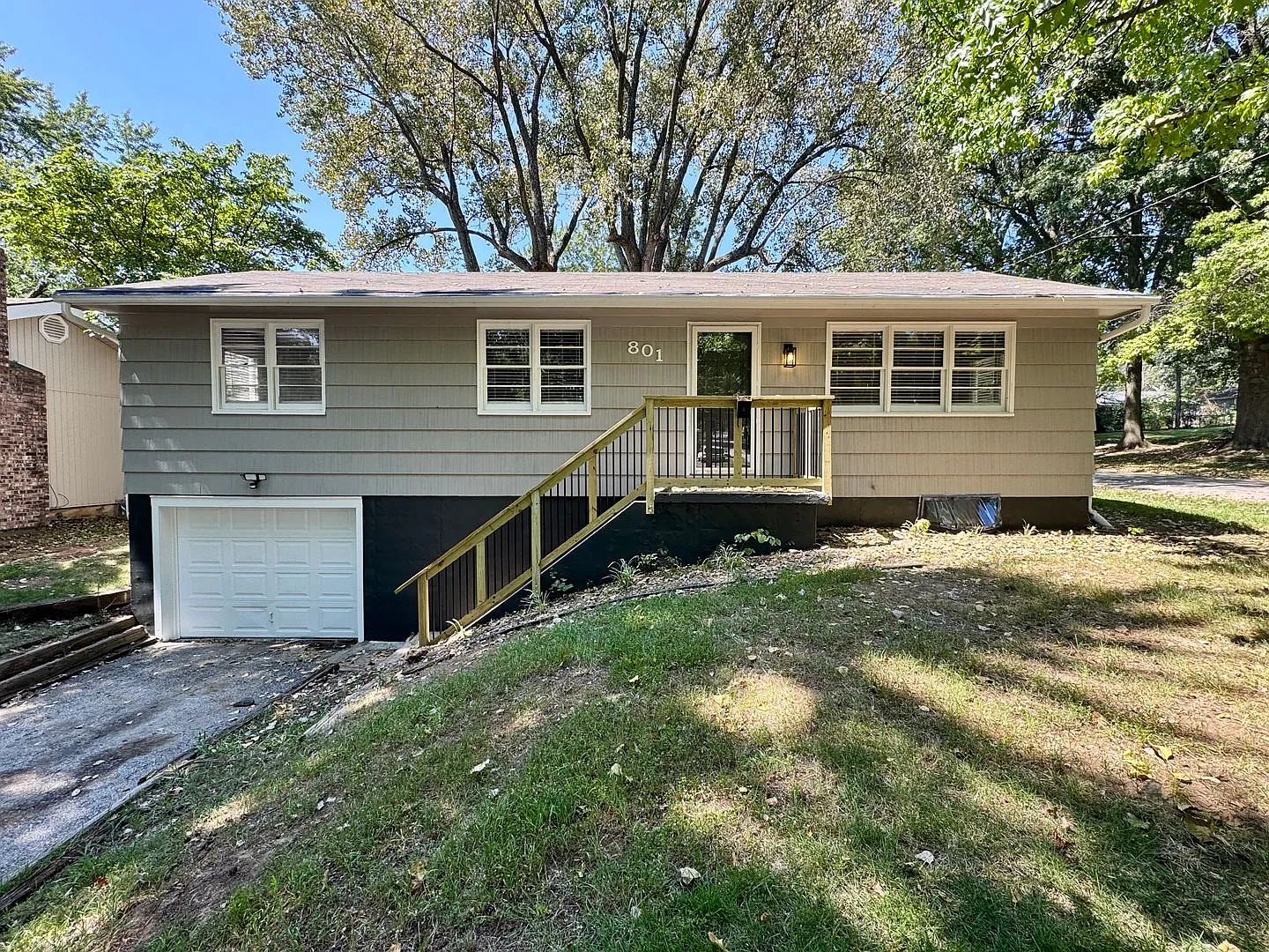 Fully Renovated Home Near Downtown Blue Springs — Photo 1