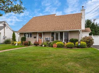 4 Fairfield Rd, Massapequa, NY 11758