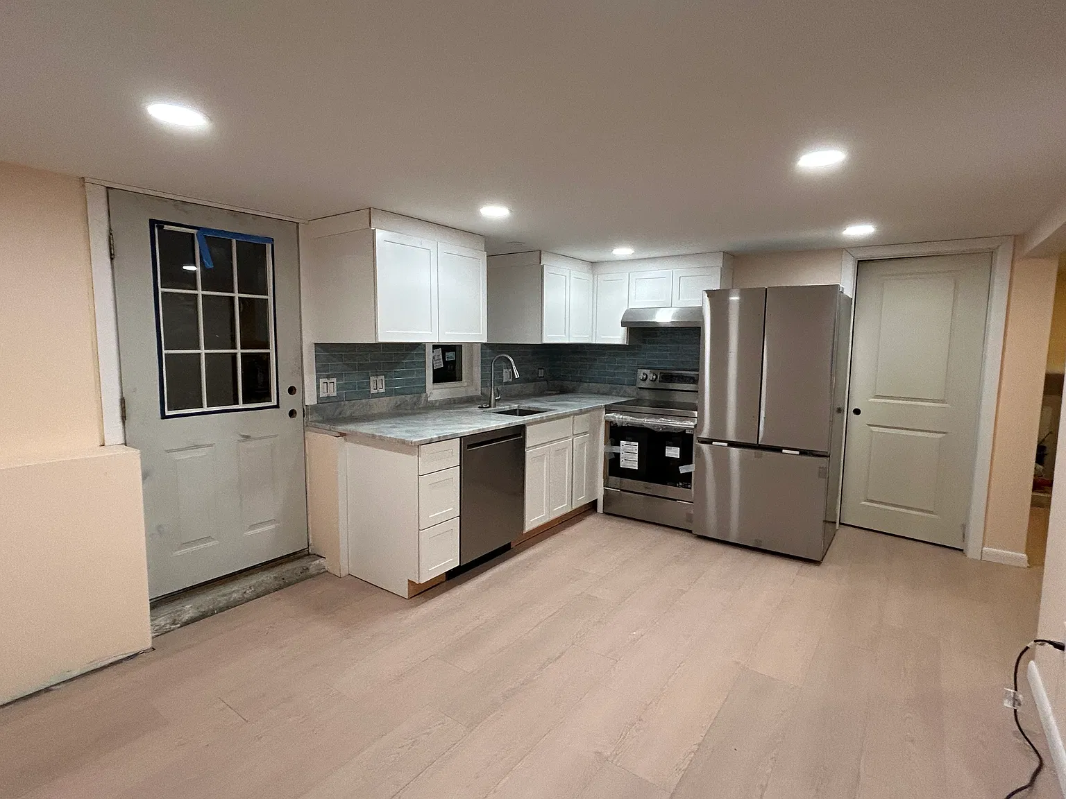 2 bed, 800 sqft, $2,400 — Photo 2