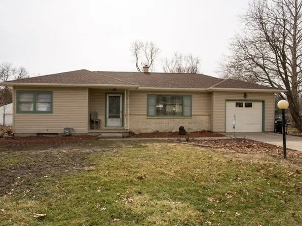 1715 Maplewood Dr, Cedar Falls, IA 50613
