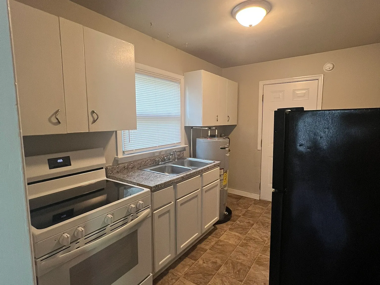 3 bed, 870 sqft, $2,014 — Photo 2