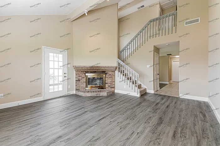1229 Old Barn Ln — Photo 5