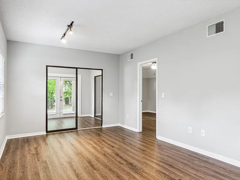 411 S Willow Ave — Photo 10
