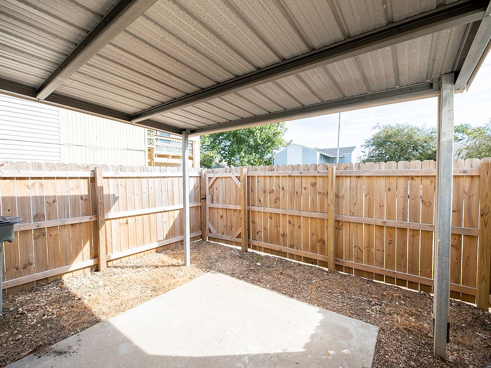 1834-FOX-RUN2-private patio