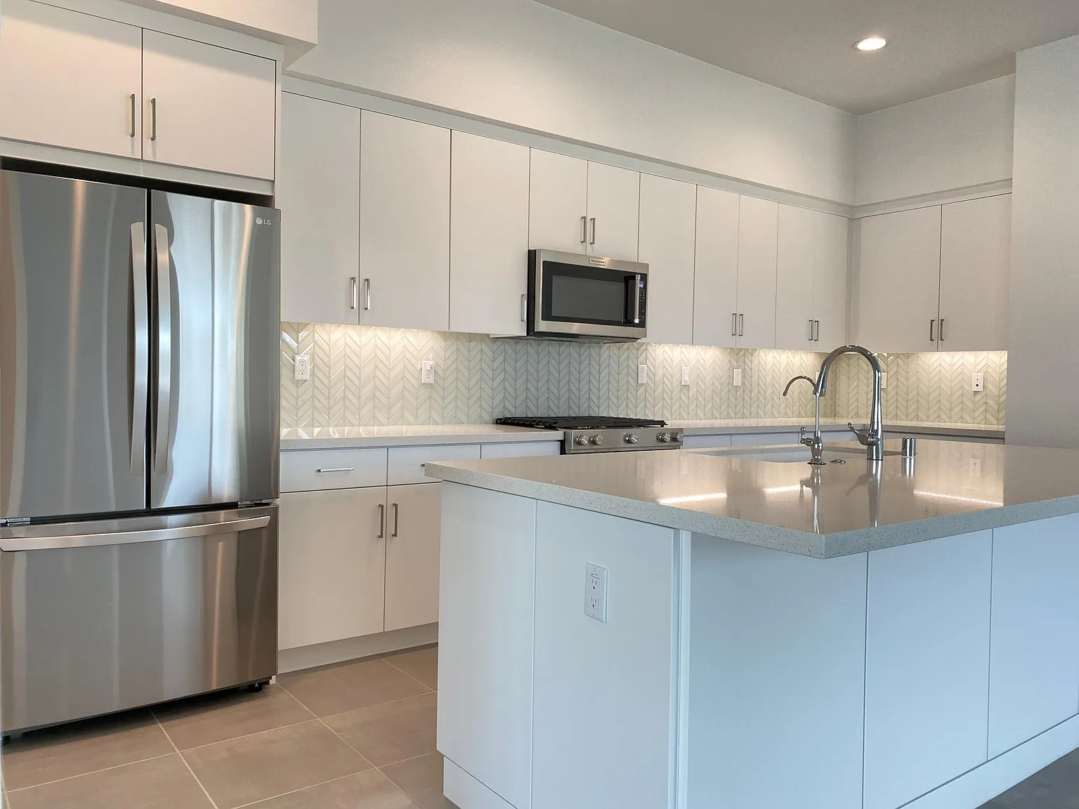 3 bed, 2.5 bath, 2103 sqft, $4,975 — Photo 3