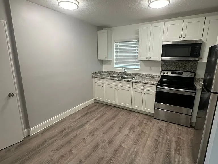 2401 NW 9th Ave — Photo 22