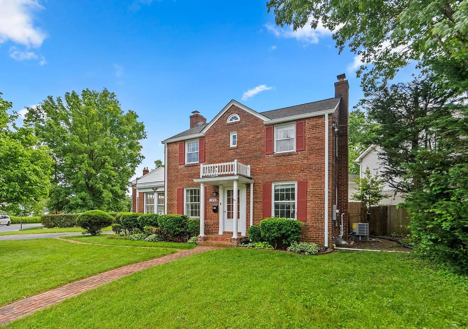 3 Bed 2.5 Bath - Silver Spring Colonial - Updated Kitchen and Bathrooms — Photo 2