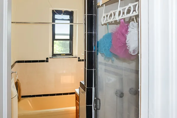 Sold by Thomas Lipovetsky, LREB | media 16