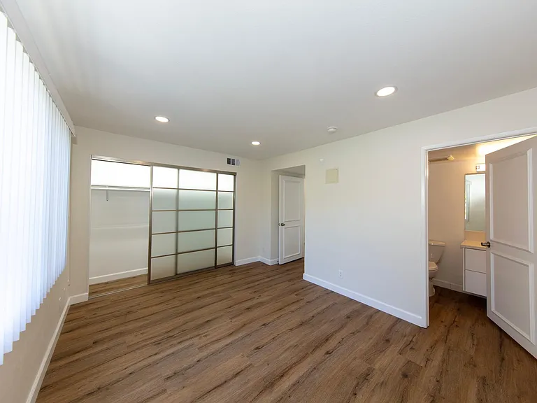 1524 Granville Ave #102 — Photo 14