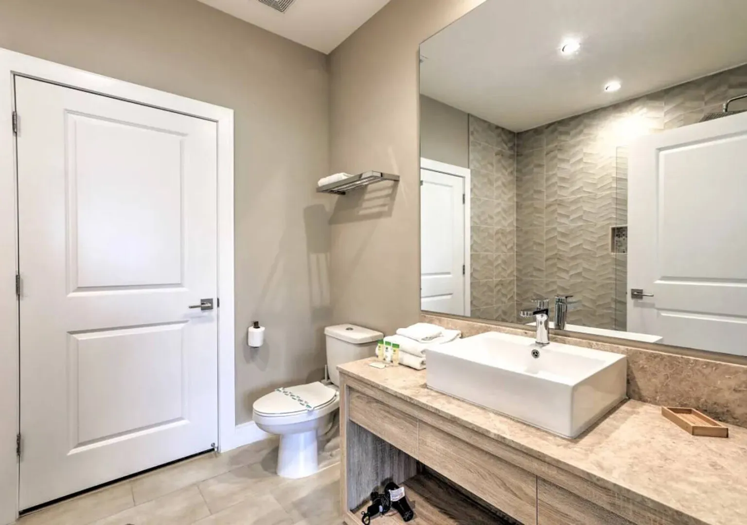 Charming 4BR Townhome in Kissimmee, By Disneyf — Photo 4