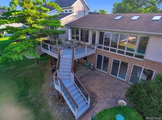 8200 Pine Ranch Dr, Brighton, MI 48114