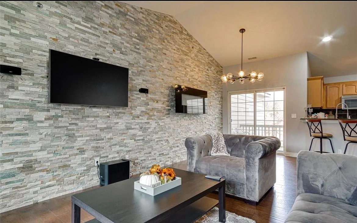 2 bed, 1.5 bath, 1400 sqft, $2,300 — Photo 2