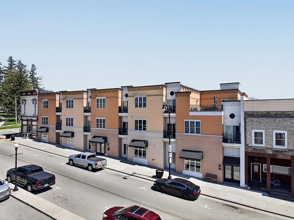 1st image of 435 Main St
