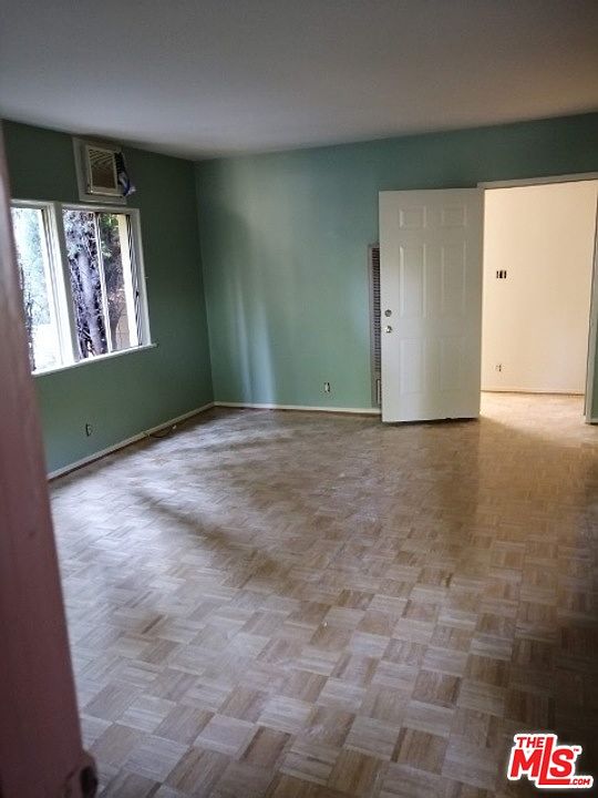 2nd image of 823 N Clybourn Ave