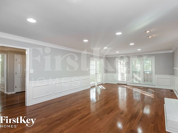 3rd image of 3601 Robinson Walk Dr