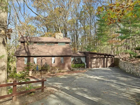1127 Deer Run Dr, Vinton, VA 24179