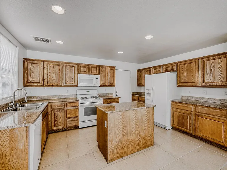 2562 Begonia Valley Ave — Photo 9